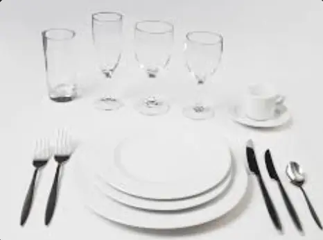 kit vaisselle (2 assiettes, couverts, verre eau, vin, champagne, tasse et sous tasse)